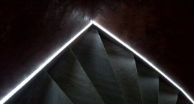 三角LED灯带的楼梯