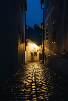 幽静的巷子夜景图