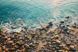 蓝色大海的鹅卵石
