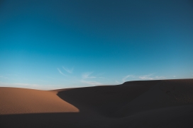 蓝色星空下的沙漠山丘
