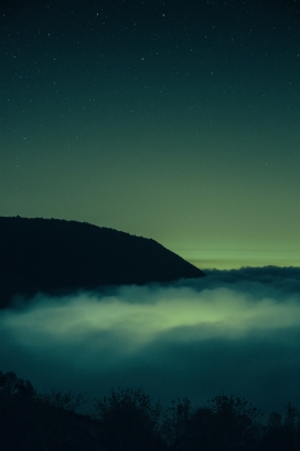 绿色北极光下的云雾山