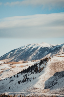 冬季唯美干净的雪山风景图片