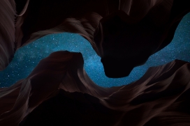 丹霞地貌山洞上的繁星夜空