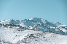 蓝色天空下的雪山