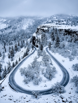 冬季U字型雪路风景图片