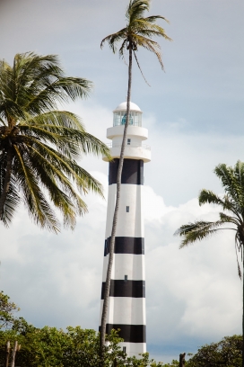 热带镇的黑白灯塔瞭望塔
