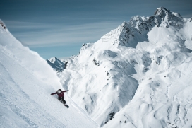 雪山上惊险滑雪的图片