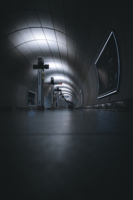 摆满智能设备的地铁通道夜景图