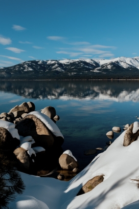 冬季山湖倒影图