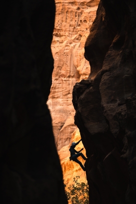 丹霞洞穴攀岩的人