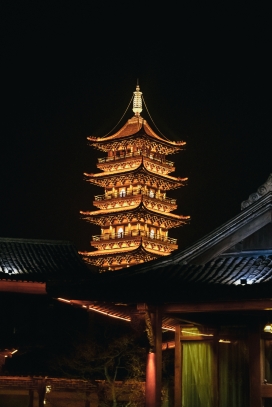 中国古塔建筑夜景图