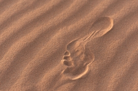 沙漠中的神秘脚印，是史前文明还是外星来客？