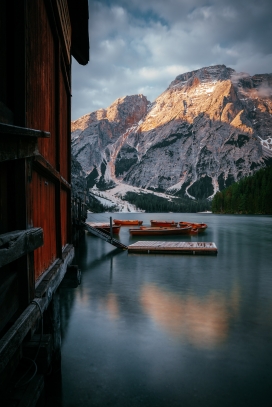 冬季瑞士湖泊下的度假村风景图