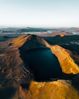 高空下的火山湖地坑图