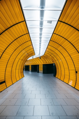 黄颜色的竹片隧道通道图