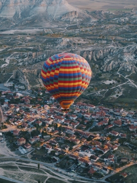 城市高空上的五彩热气球