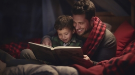 暖心的父子亲子陪读阅读看书图
