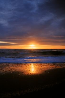 黄昏的海岸线风景图
